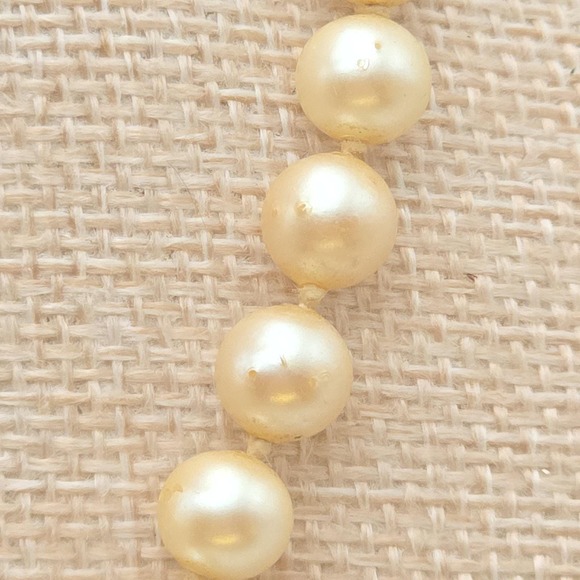 Vintage MONET Faux Pearl Necklace Hand-tied Glass Bead Gold Plate‎ Locking Clasp - Picture 4 of 9